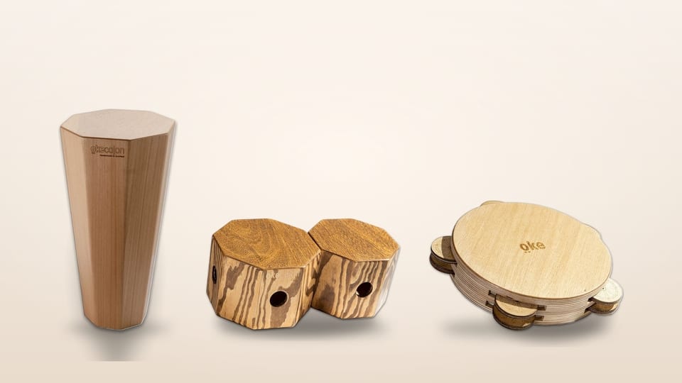Ökecajon'un ahşap perküsyon aletleri Cajonga, Bongo Cajon Sekizgen ve Tef Cajon, açık renkli stüdyo zemininde