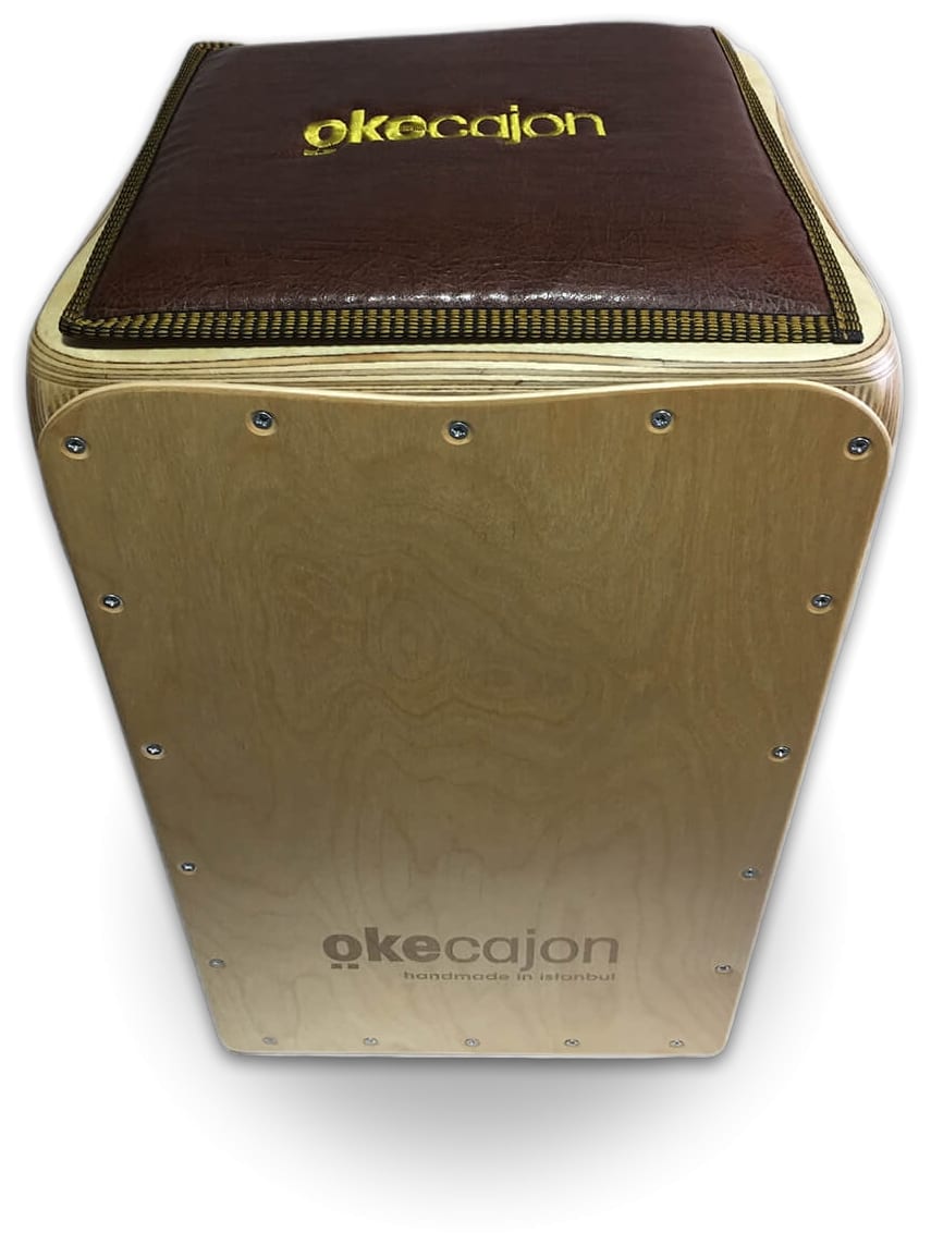 Cajon S-Pro'nun üst köşesine yakından bakış: köşe yuvarlatılmış, kontrplak katmanları görünüyor