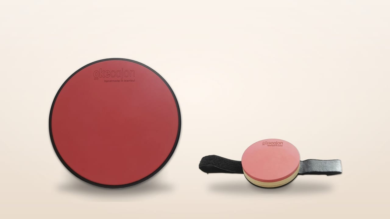 Ökecajon PR-12 Tek Taraflı practice pad ve 4 İnç Diz Pad, açık renkli stüdyo zemininde