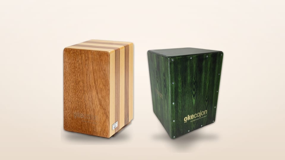 El yapımı Cajon Dedee ve çocuklar için Minish Cajon, açık renkli stüdyo zemininde yan yana