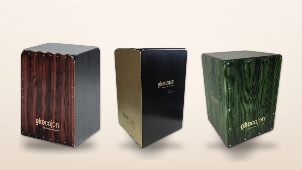 Stüdyo zemininde yan yana Bass Cajon S-Pro, Cajon S-Pro ve daha kısa Minish Cajon