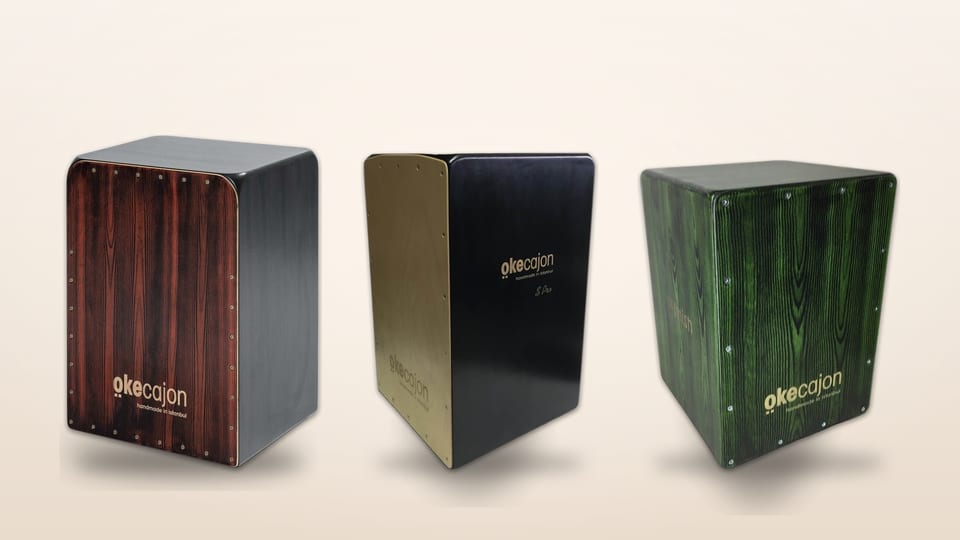 Stüdyo zemininde yan yana Bass Cajon S-Pro, Cajon S-Pro ve daha kısa Minish Cajon